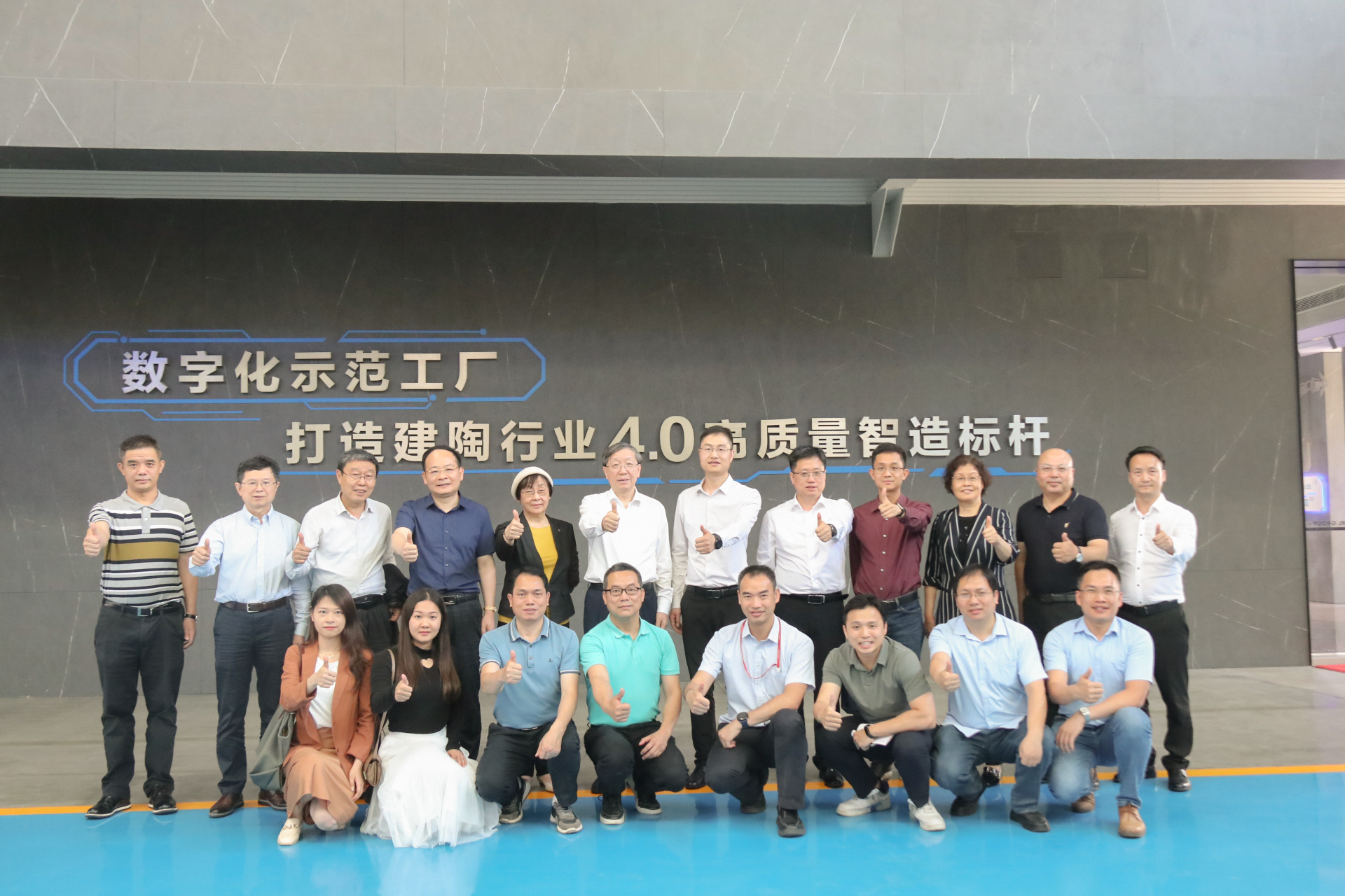 聚焦數(shù)智化，共話高質(zhì)量發(fā)展丨全國(guó)政協(xié)常委、上海市政協(xié)副主席錢(qián)鋒一行走進(jìn)新明珠集團(tuán)